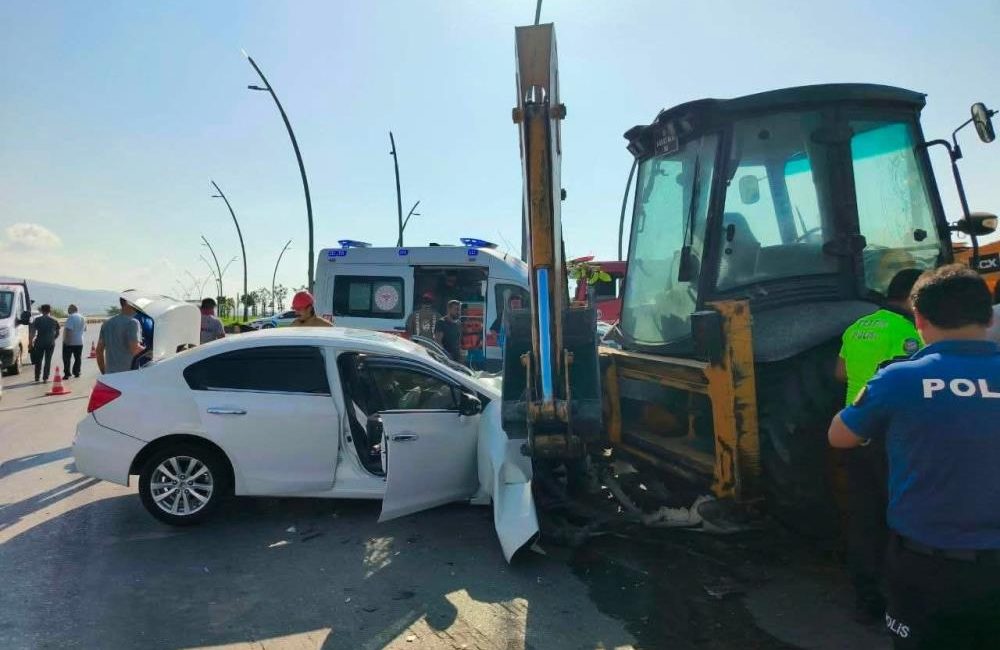 Hatay’ın Arsuz ilçesinde, Arsuz Belediyesi’ne ait iş makinesi ile otomobilin