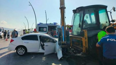 Hatay’ın Arsuz ilçesinde, Arsuz Belediyesi’ne ait iş makinesi ile otomobilin