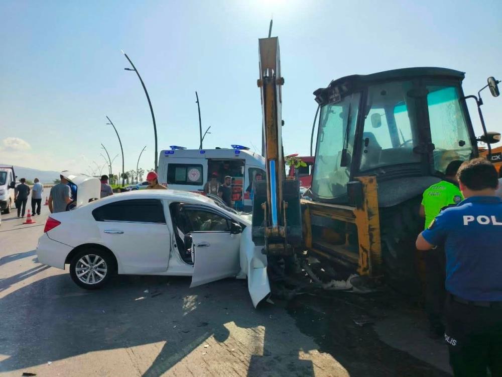 Hatay’ın Arsuz ilçesinde, Arsuz Belediyesi’ne ait iş makinesi ile otomobilin