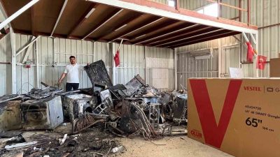 Antakya’da bir yetkili servisin önünde bekleyen yaklaşık 60 beyaz eşya