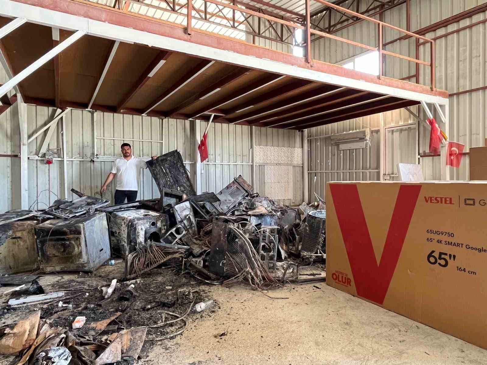 Antakya’da bir yetkili servisin önünde bekleyen yaklaşık 60 beyaz eşya