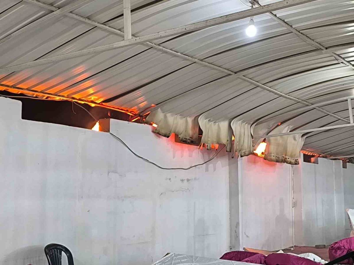 Reyhanlı’da düğün sırasında havai fişeklerden çıktığı tahmin edilen yangın itfaiye