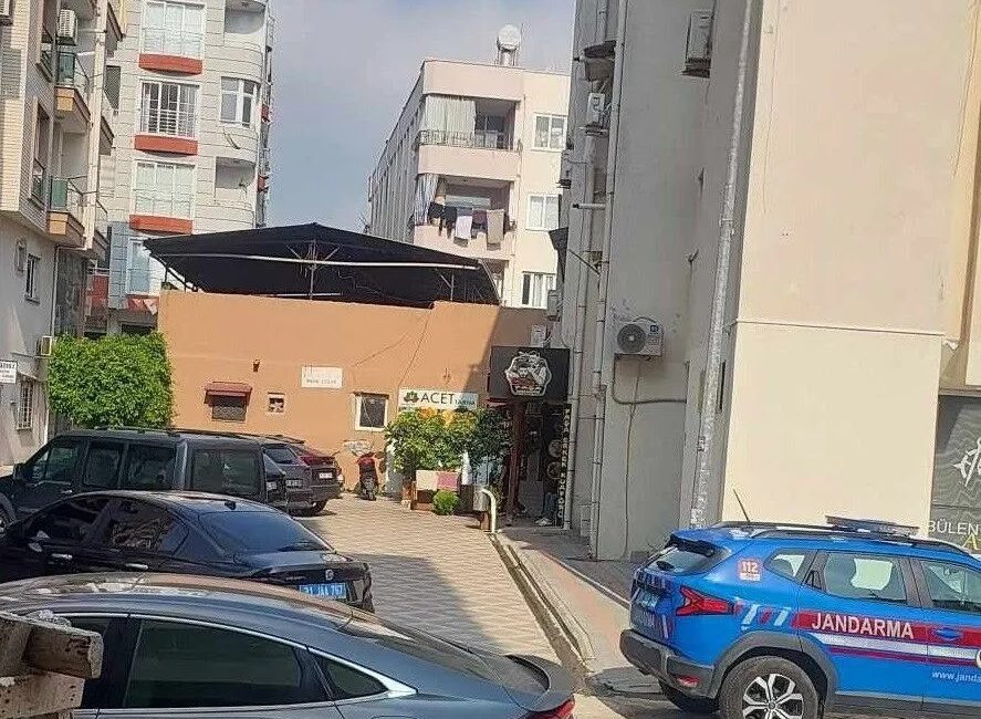 Erzin’de 24 yaşındaki N.O., bir evin banyosunda beylik tabancasıyla göğsünden