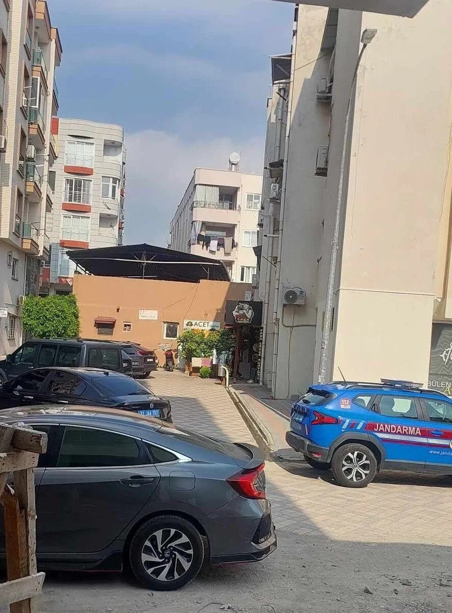 Erzin’de 24 yaşındaki N.O., bir evin banyosunda beylik tabancasıyla göğsünden