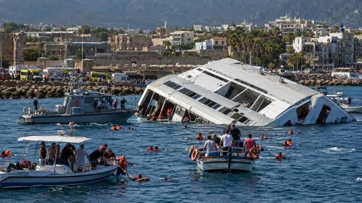 Girne açıklarında 267 kişinin bulunduğu yolcu gemisinin alabora olması sonrası