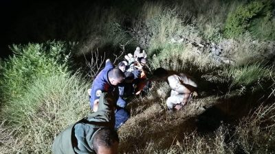 Hassa’nın Dedemli Mahallesi’nde dengesini kaybederek yamaçtan düşen vatandaş, ekiplerce kurtarılarak