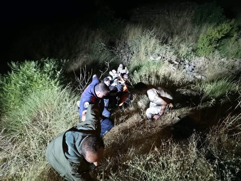 Hassa’nın Dedemli Mahallesi’nde dengesini kaybederek yamaçtan düşen vatandaş, ekiplerce kurtarılarak