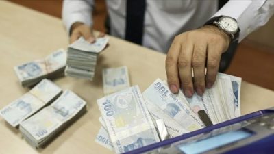 Yaz mevsiminin sonuna yaklaşılırken tatil harcamaları nedeniyle bütçesi zorlanan vatandaşlar,
