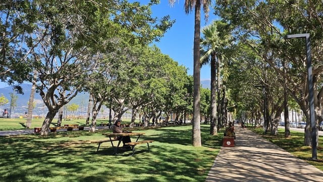 İskenderun’da yüksek sıcaklık ve nem nedeniyle vatandaşlar sahil ve parklardaki