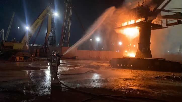 İskenderun Organize Sanayi Bölgesi’nde alev alan iş makinesi, itfaiye ekiplerinin