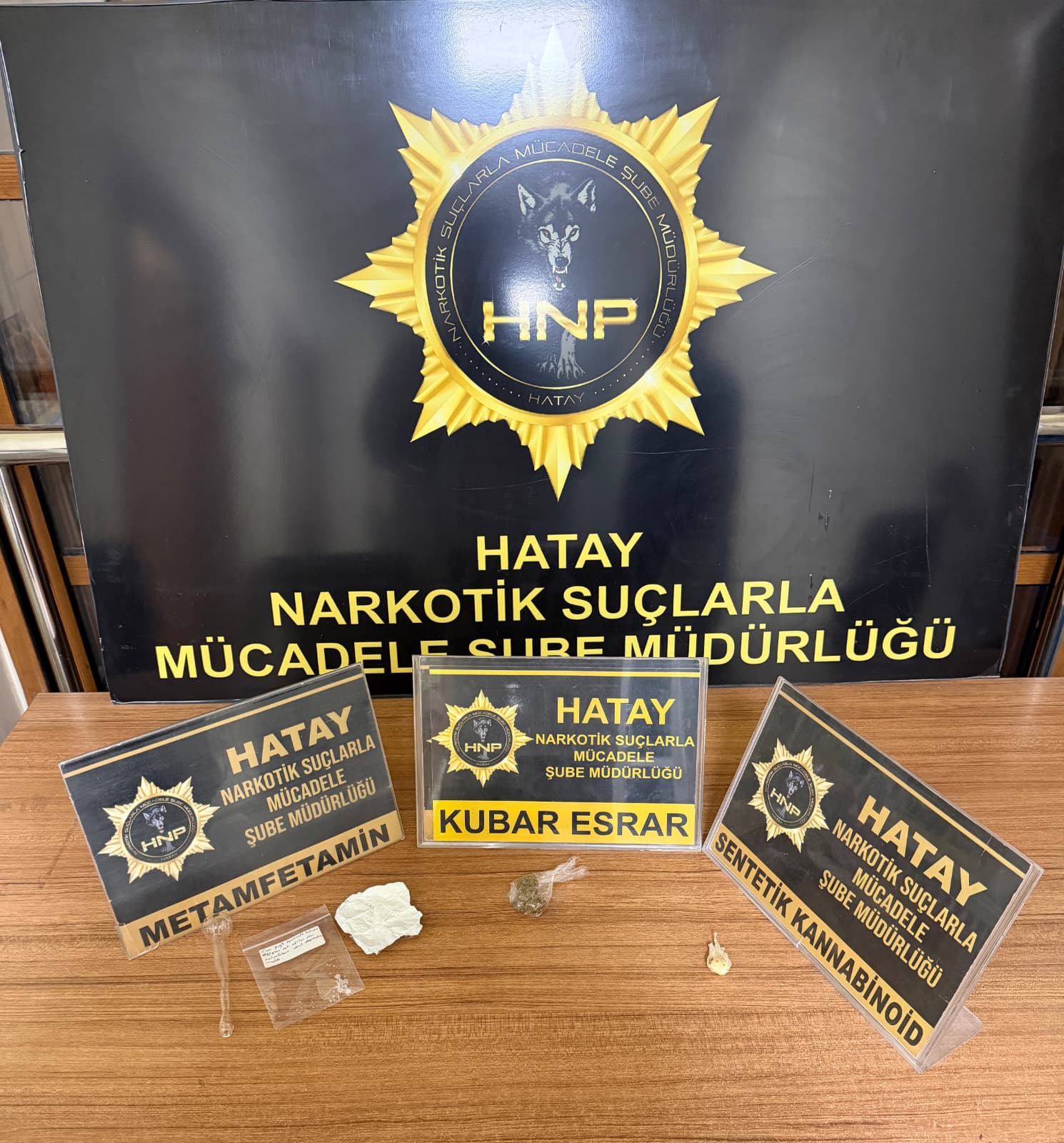 Kırıkhan’da düzenlenen uyuşturucu operasyonunda yakalanan A.Ç. ve M.A., “Uyuşturucu veya