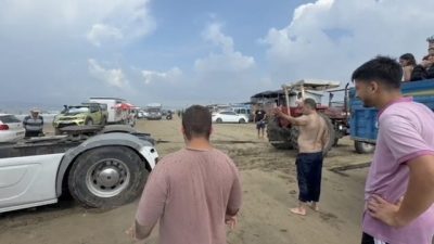 Erzin’de Burnaz Plajı’nda kuma saplanan tır, iki traktörün uzun süren