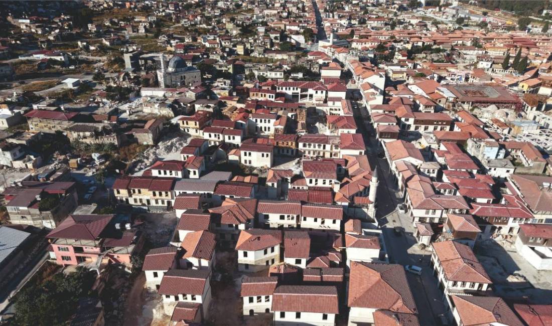 Antakya’nın simge noktalarından Kurtuluş Caddesi, tarihi dokuyu koruyan yeni yapılarıyla