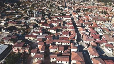 Antakya’nın simge noktalarından Kurtuluş Caddesi, tarihi dokuyu koruyan yeni yapılarıyla