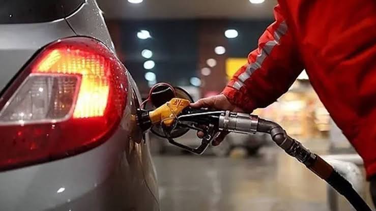 Motorinin litre fiyatına yaklaşık 5,30 TL indirim gelirken, yeni fiyatlarla