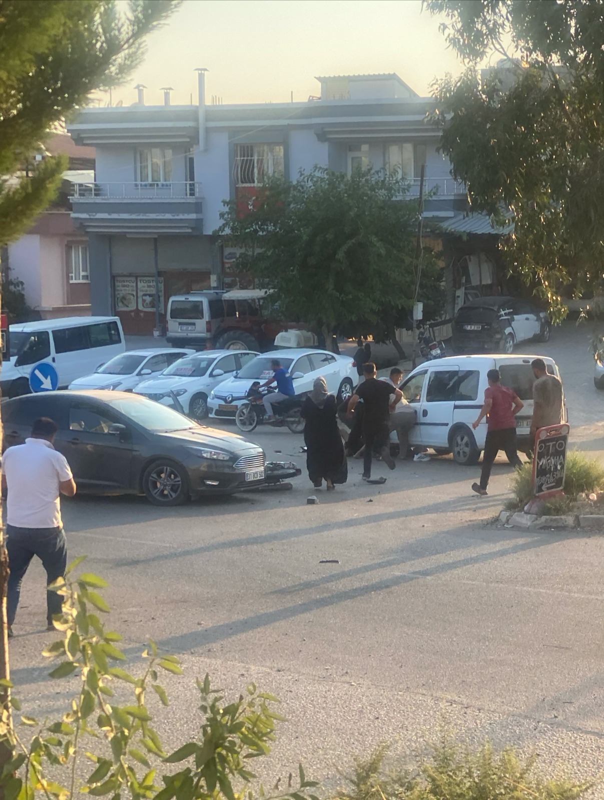 Antakya’ya bağlı Avsuyu Mahallesi’nde meydana gelen kazada, otomobille çarpışan motosiklet