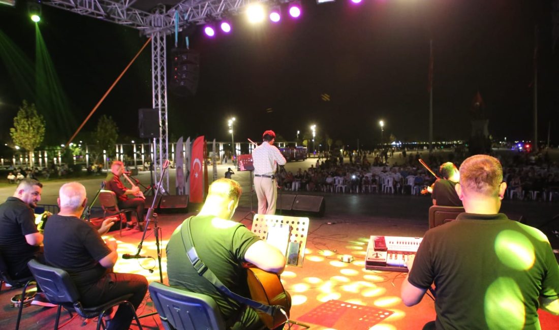 HBB Orkestrası, İskenderun Anıt Meydanı’nda düzenlenen halk konserinde sevilen eserleri