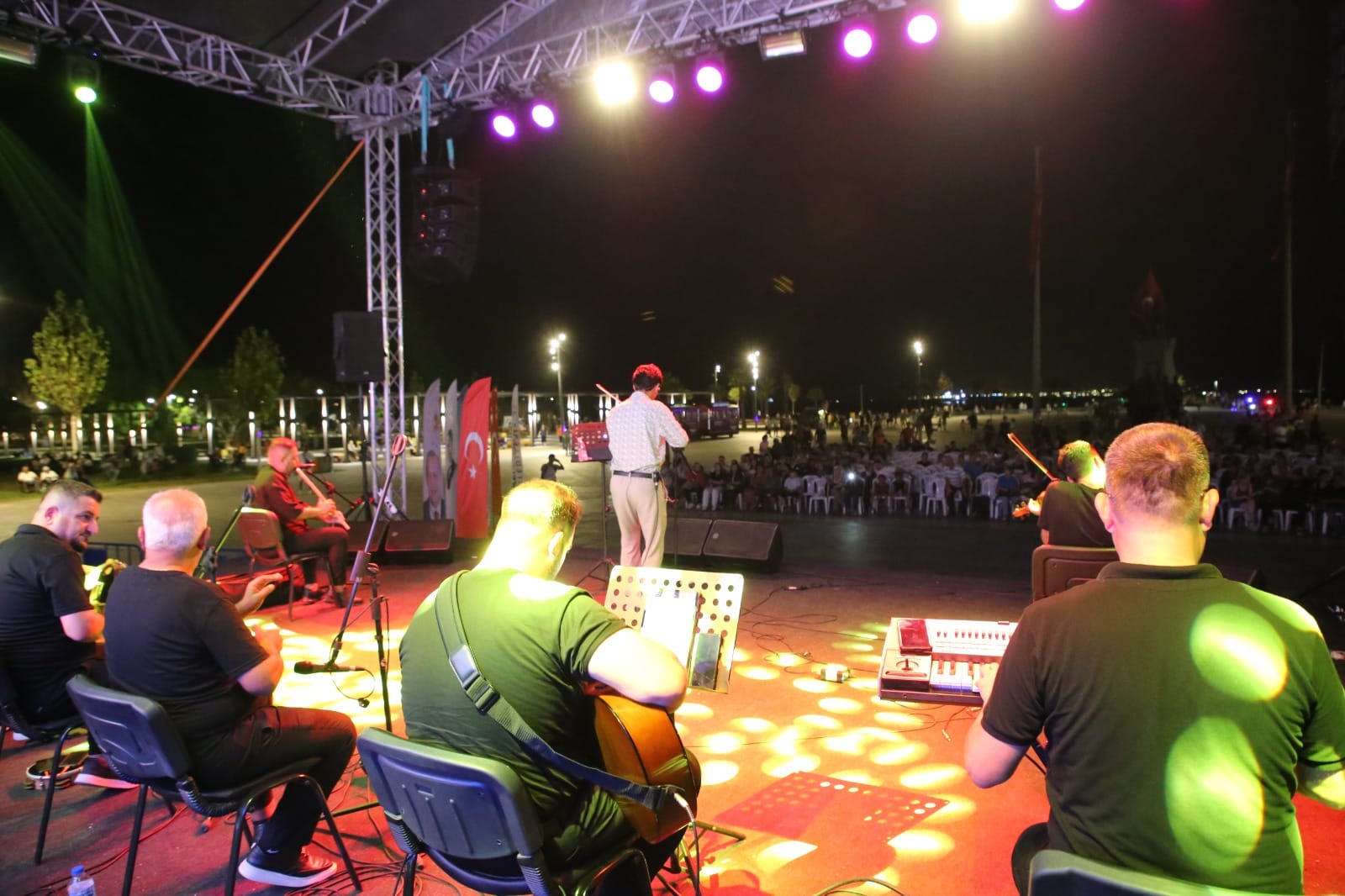 HBB Orkestrası, İskenderun Anıt Meydanı’nda düzenlenen halk konserinde sevilen eserleri