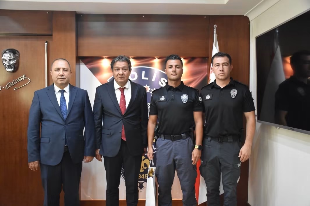 Hatay’da Türk bayrağını enkazdan çıkararak koruyan ve boğulma tehlikesi geçiren