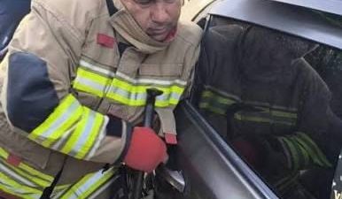 Samandağ’da araç içinde kilitli kalan çocuk, itfaiye ekiplerinin müdahalesiyle güvenli