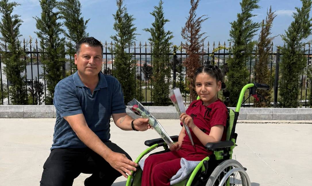 İş insanı Ayhan Kara, SMA hastası Yasmin Akan’ın valilik izinli