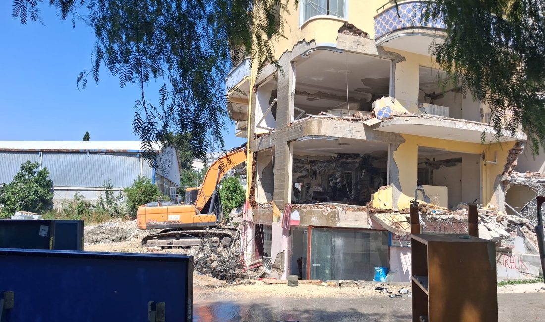 Turunçlu Mahallesi’nde yıkım kararına direnen aile ekiplerce tahliye edilirken, apartman