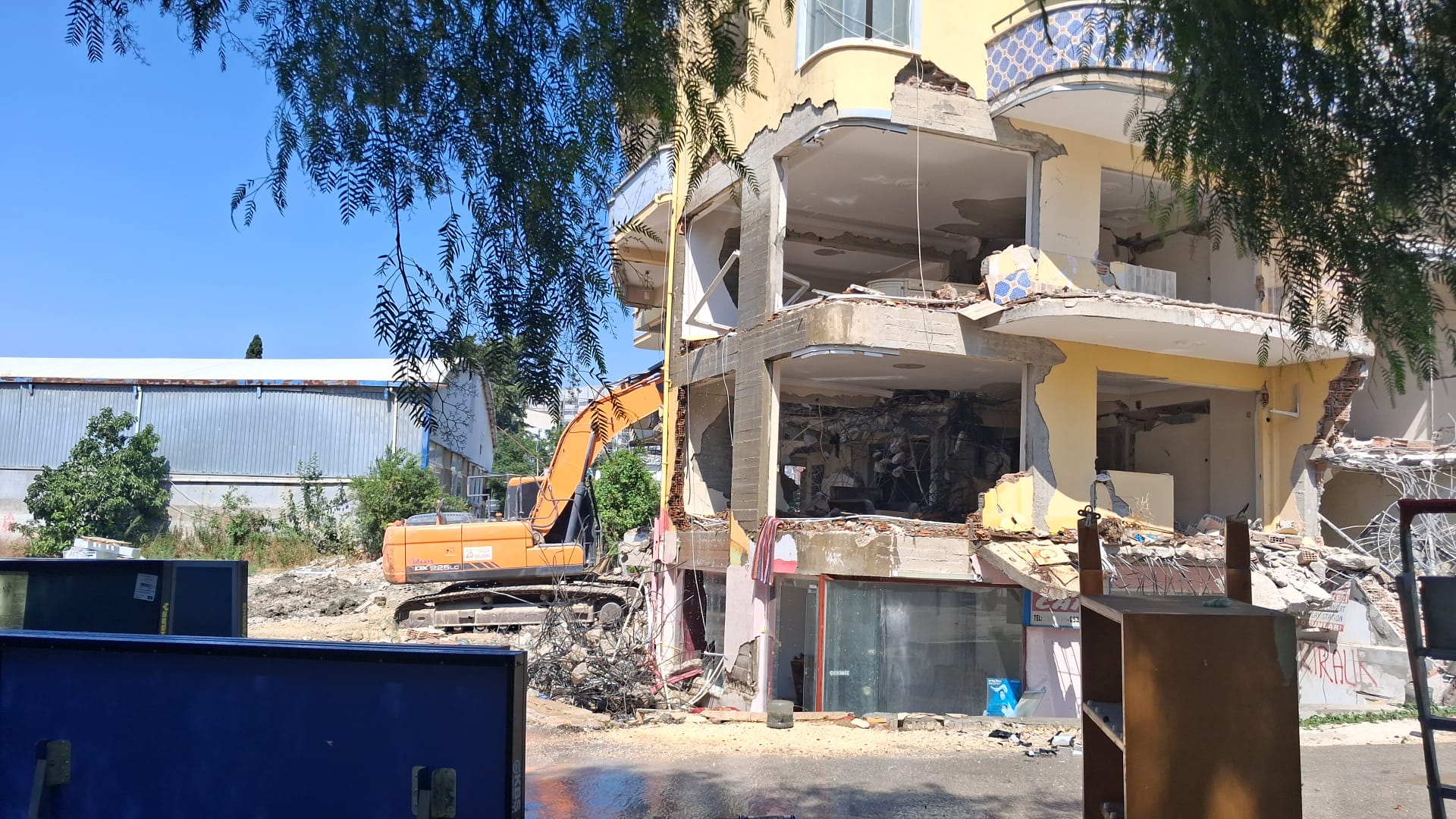 Turunçlu Mahallesi’nde yıkım kararına direnen aile ekiplerce tahliye edilirken, apartman