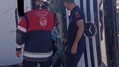 Hatay’ın Kırıkhan ilçesinde hafriyat kamyonunun devrilmesi sonucu meydana gelen kazada
