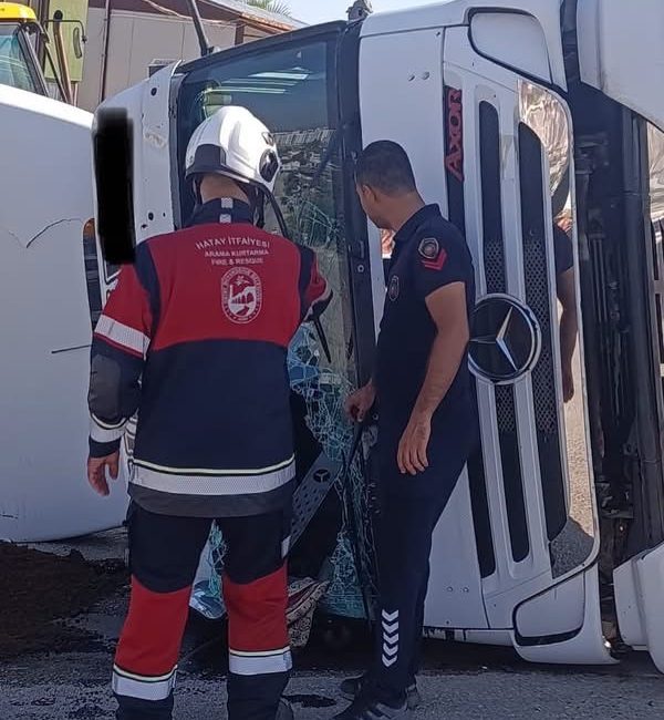 Hatay’ın Kırıkhan ilçesinde hafriyat kamyonunun devrilmesi sonucu meydana gelen kazada
