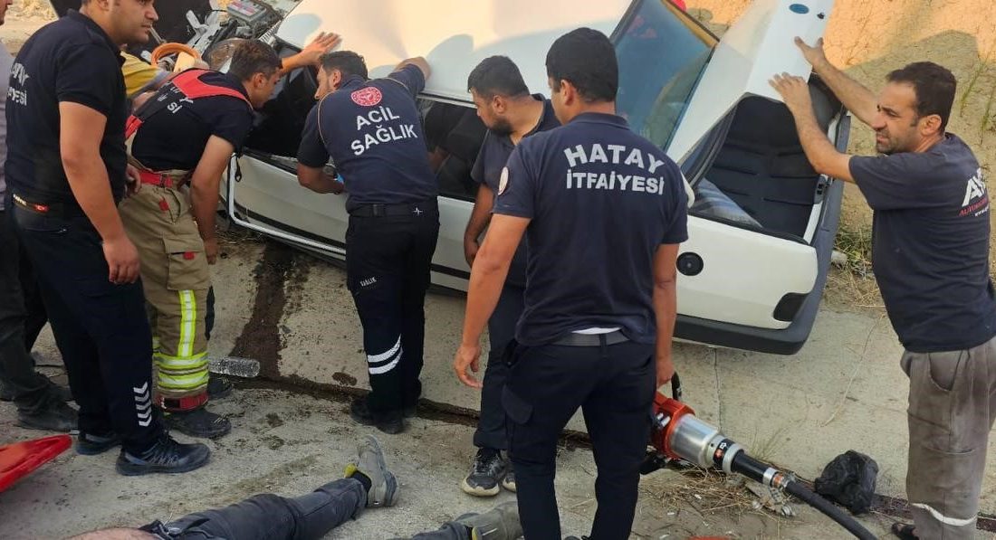 Hatay’da yol kenarına devrilerek hurdaya dönen Fiat Tofaş marka otomobildeki