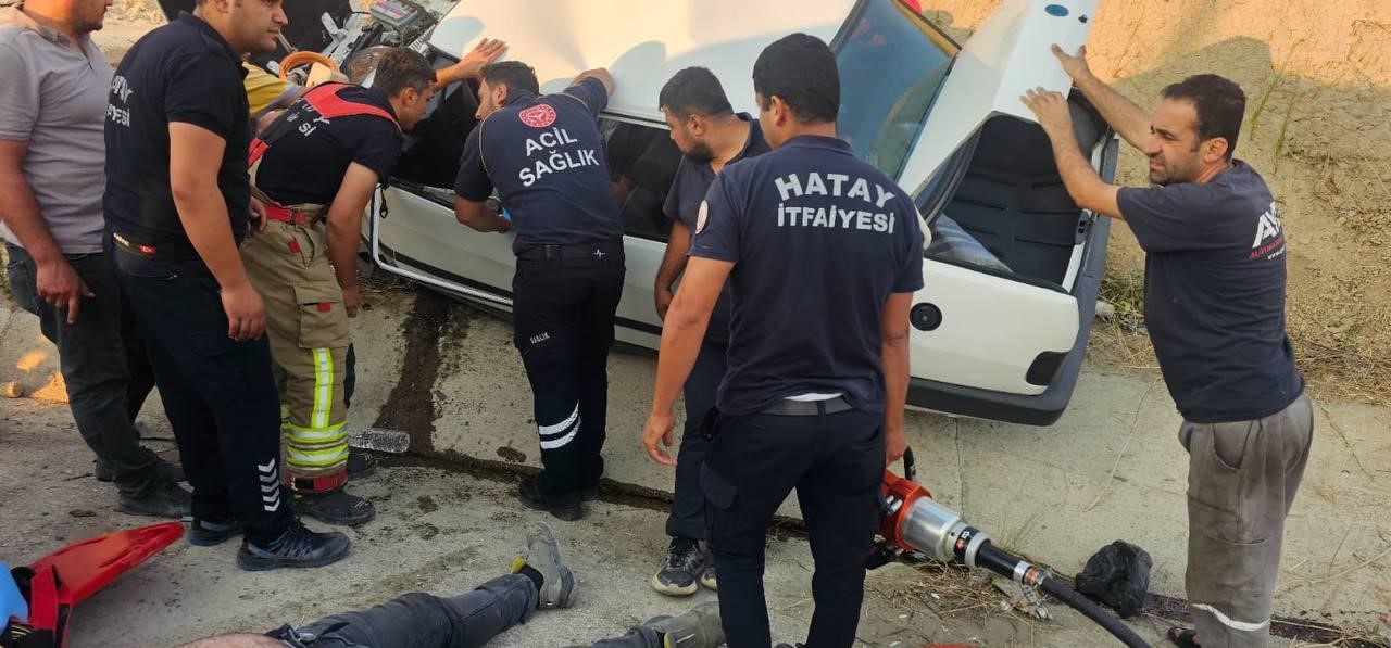 Hatay’da yol kenarına devrilerek hurdaya dönen Fiat Tofaş marka otomobildeki