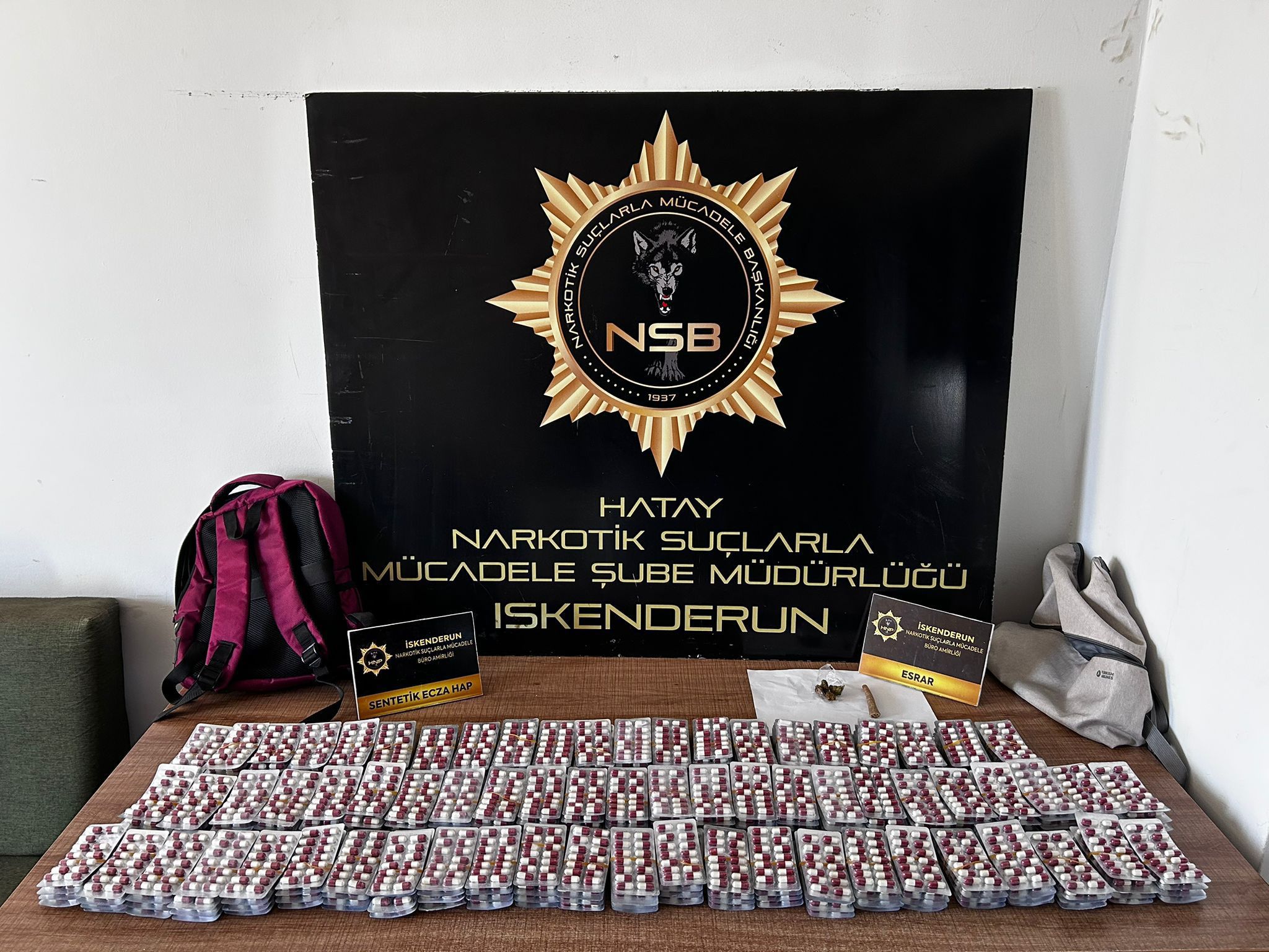Hatay’da polis ekiplerinin uyuşturucuyla mücadele kapsamında gerçekleştirdiği operasyonlarda, binlerce sentetik