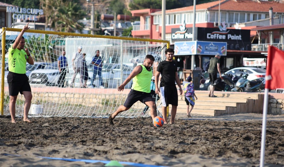 Hatay’ın Samandağ ilçesinde düzenlenen plaj futbolu turnuvasında, 12 takımdan 96