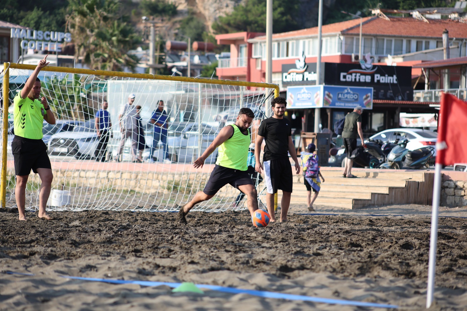 Hatay’ın Samandağ ilçesinde düzenlenen plaj futbolu turnuvasında, 12 takımdan 96
