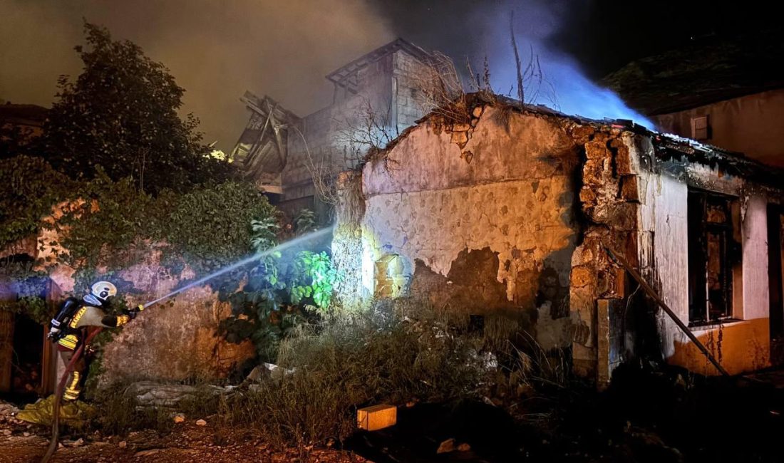 Hatay’ın Antakya ilçesinde metruk bir evde çıkan yangın, mahallede paniğe