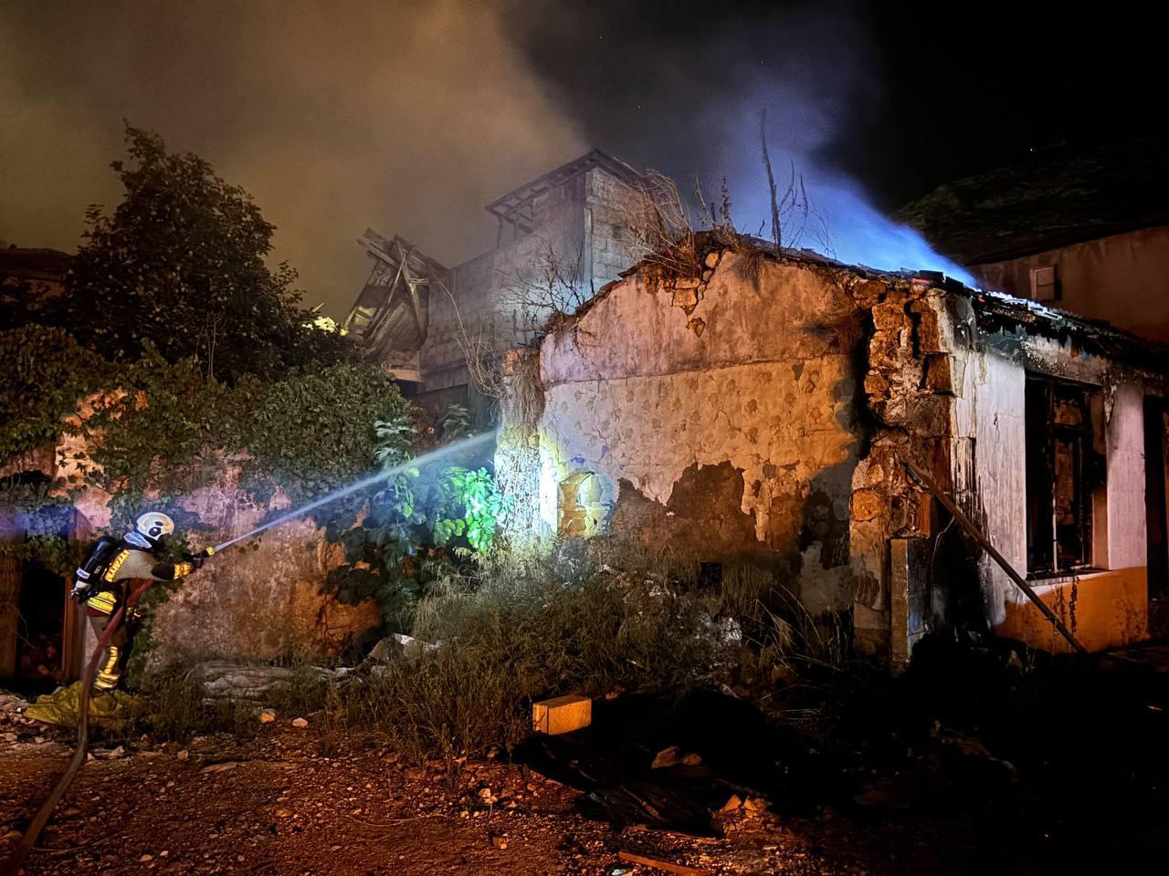 Hatay’ın Antakya ilçesinde metruk bir evde çıkan yangın, mahallede paniğe