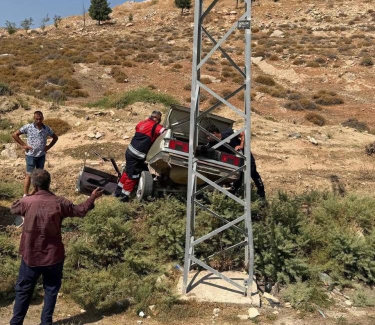 Hatay’ın Kırıkhan ilçesinde kontrolden çıkan TOFAŞ marka otomobilin yol kenarına