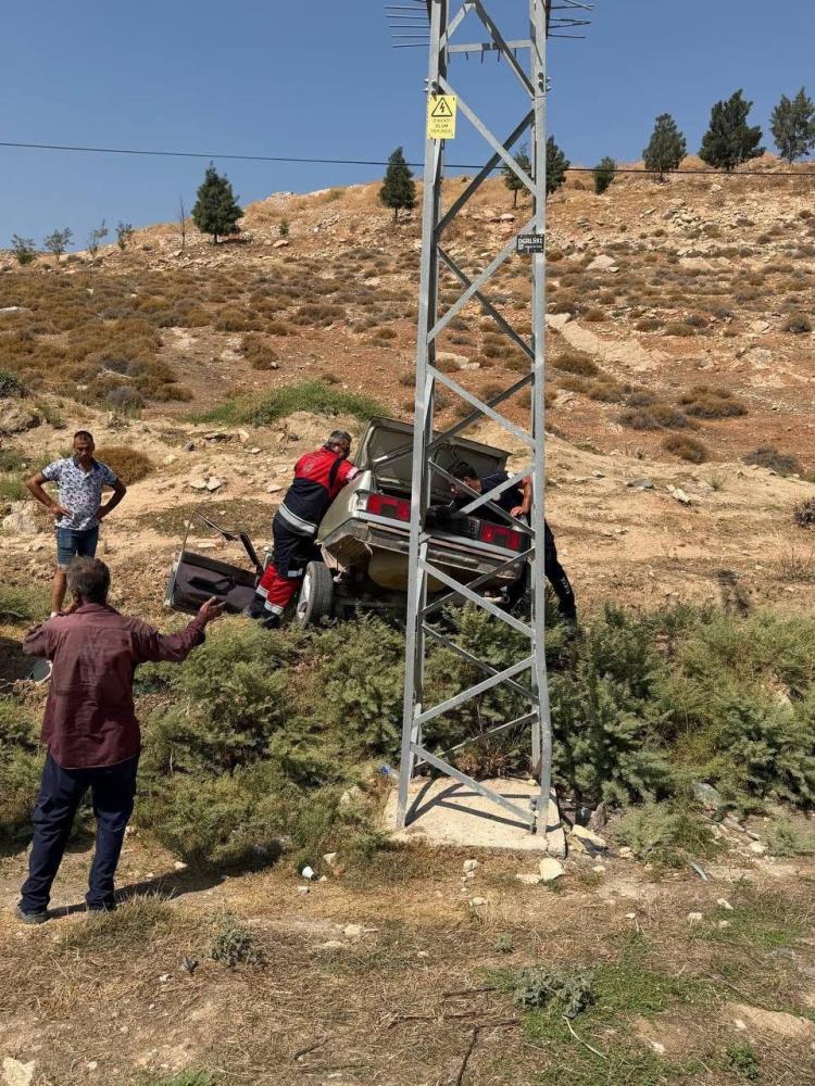 Hatay’ın Kırıkhan ilçesinde kontrolden çıkan TOFAŞ marka otomobilin yol kenarına