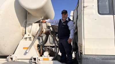 Hatay’ın Kumlu ilçesinde bir beton mikserine yuva yapan kumru, firma
