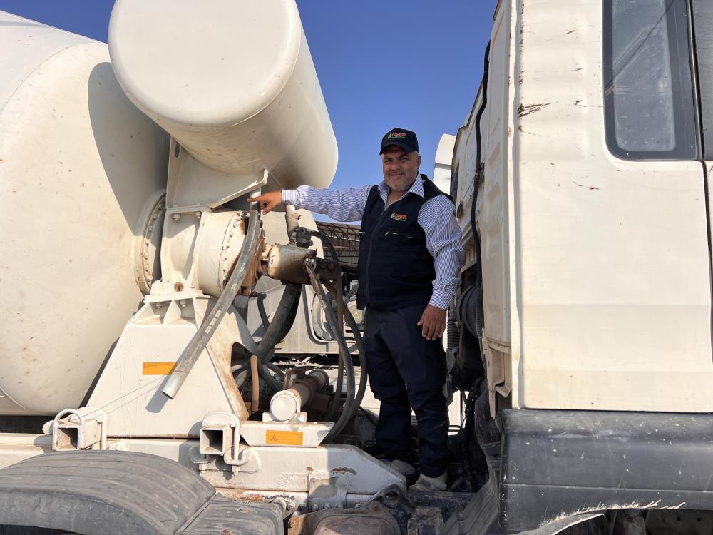 Hatay’ın Kumlu ilçesinde bir beton mikserine yuva yapan kumru, firma