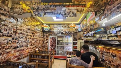 Hatay’da tostçuluk yapan Habib Akdoğan, iş yerine gelip tost yiyerek