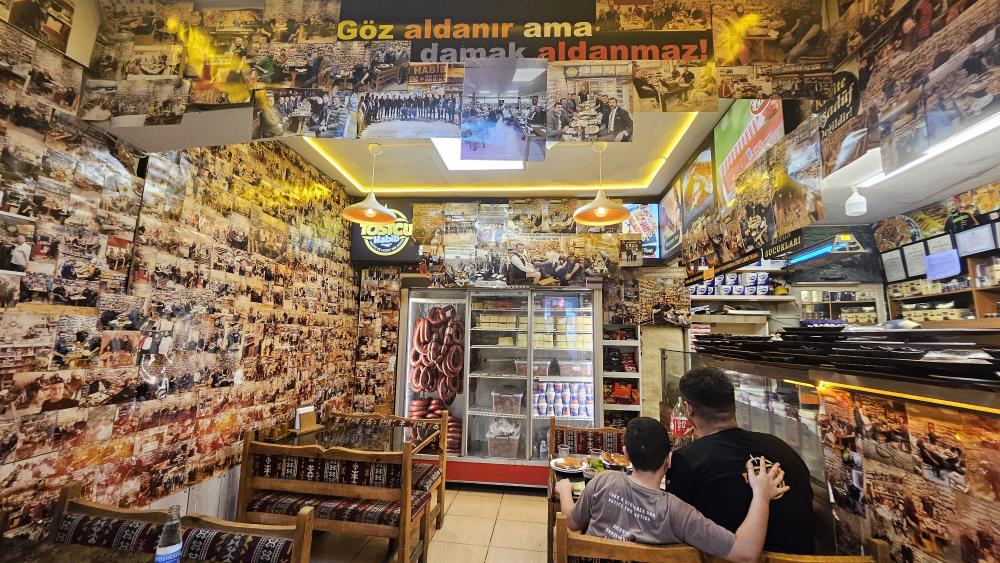 Hatay’da tostçuluk yapan Habib Akdoğan, iş yerine gelip tost yiyerek