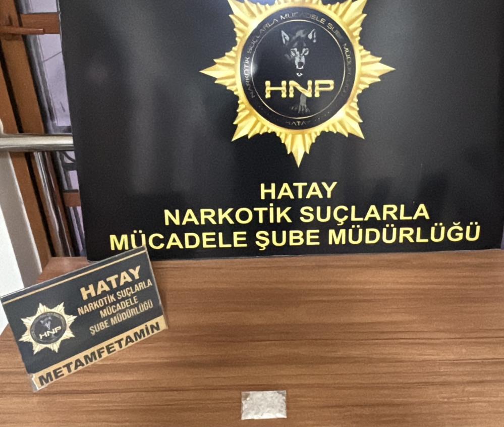 Hatay’ın Kırıkhan ilçesinde narkotik ekiplerinin düzenlediği operasyonda bir araçta metamfetamin