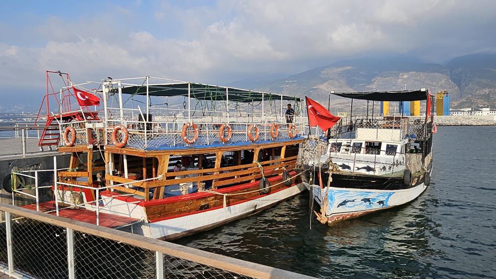 Hatay'da depremde ağır hasar alan İskenderun sahili, gerçekleştirilen çalışmalarla birlikte