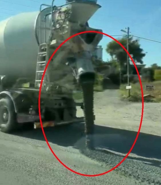 Hatay’ın Samandağ ilçesinde seyir halindeyken yola beton döktüğü belirlenen beton