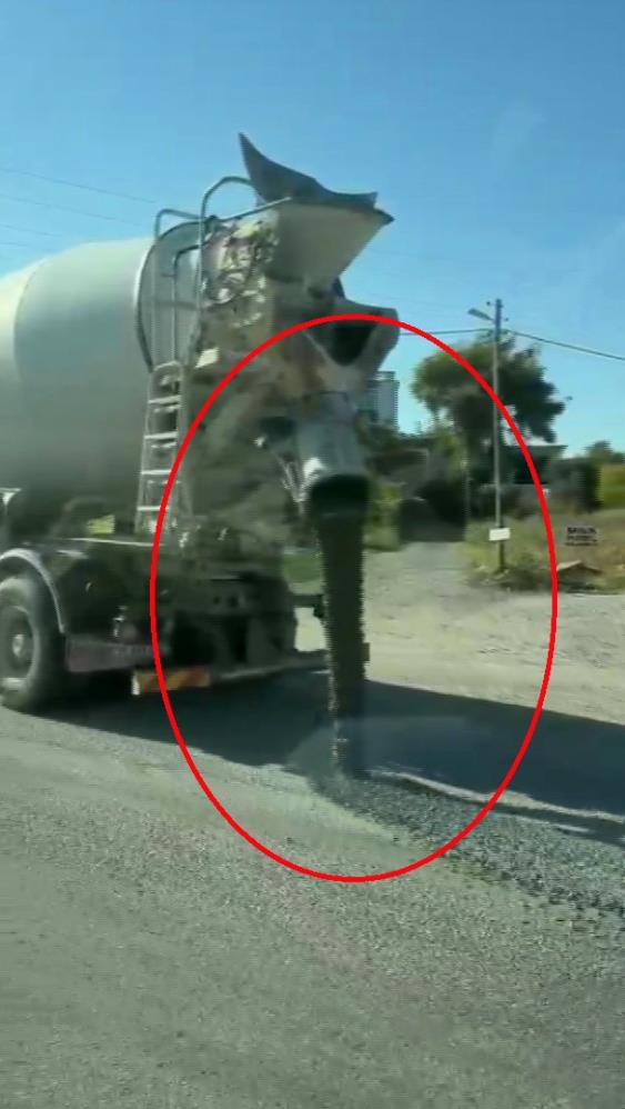 Hatay’ın Samandağ ilçesinde seyir halindeyken yola beton döktüğü belirlenen beton