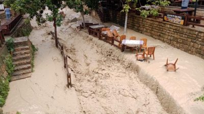 Hatay’ın Samandağ ilçesinde etkili olan sağanak, Hıdırbey Deresi’ni taşırdı. Debisi