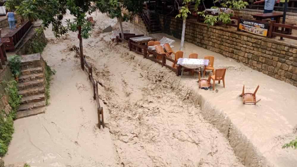 Hatay’ın Samandağ ilçesinde etkili olan sağanak, Hıdırbey Deresi’ni taşırdı. Debisi