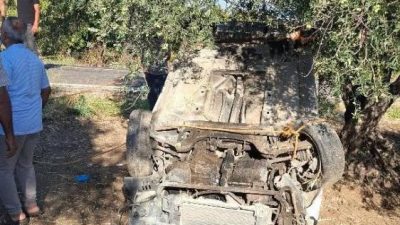 Hatay’ın Altınözü ilçesinde kontrolden çıkan otomobil zeytin bahçesine uçtu. Kazada
