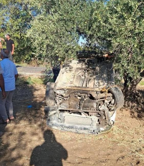 Hatay’ın Altınözü ilçesinde kontrolden çıkan otomobil zeytin bahçesine uçtu. Kazada